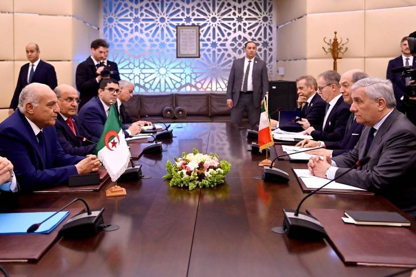 السيد عطاف يتحادث مع نظيره الإيطالي
